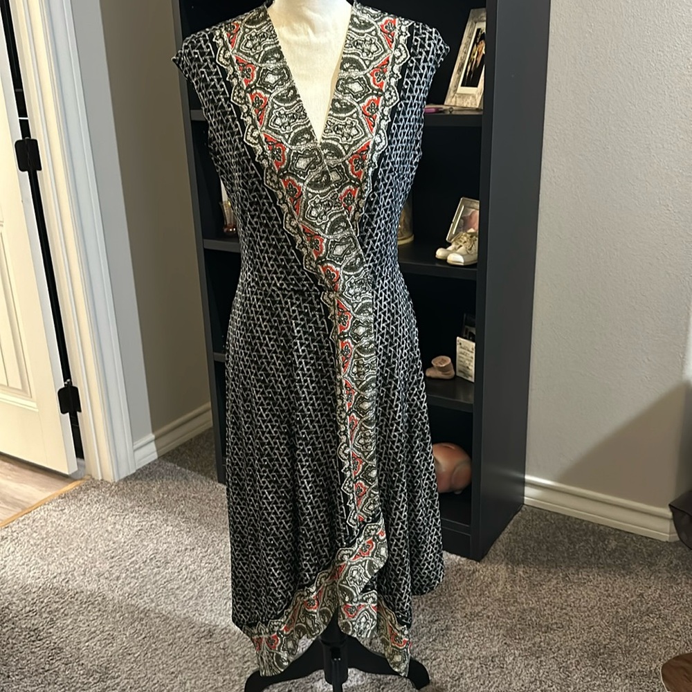 Beautiful pattern dress w/stretchy material. V-neck front